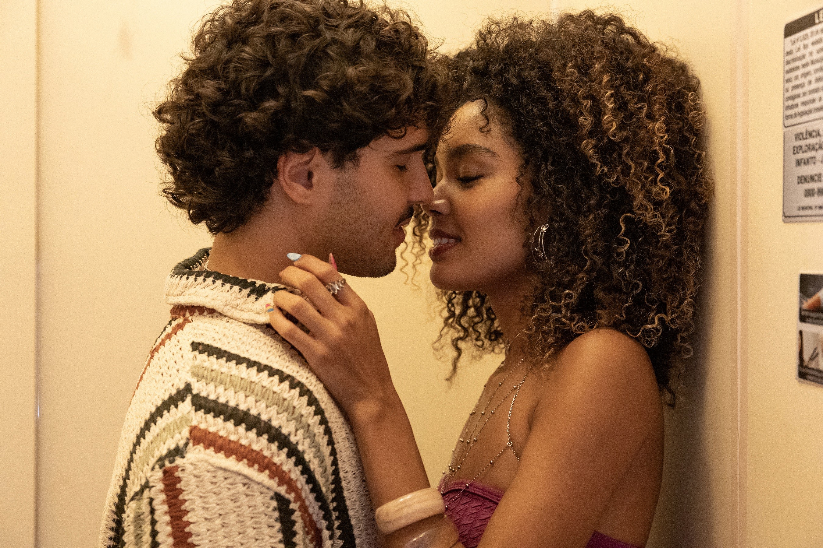 Em ‘Por você’, Maike e Suelen se beijam pela primeira vez após declaração de amor