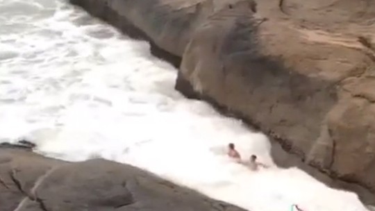 Turistas são arrastados por ondas ao fazer selfie em dia de ressaca na Praia do Diabo, no Rio; vídeo