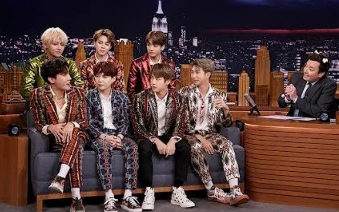 Um dos maiores representantes mundiais do K-pop, o grupo BTS em entrevista ao programa The Tonight Show, de Jimmy Fallon — Foto: Reprodução de vídeo