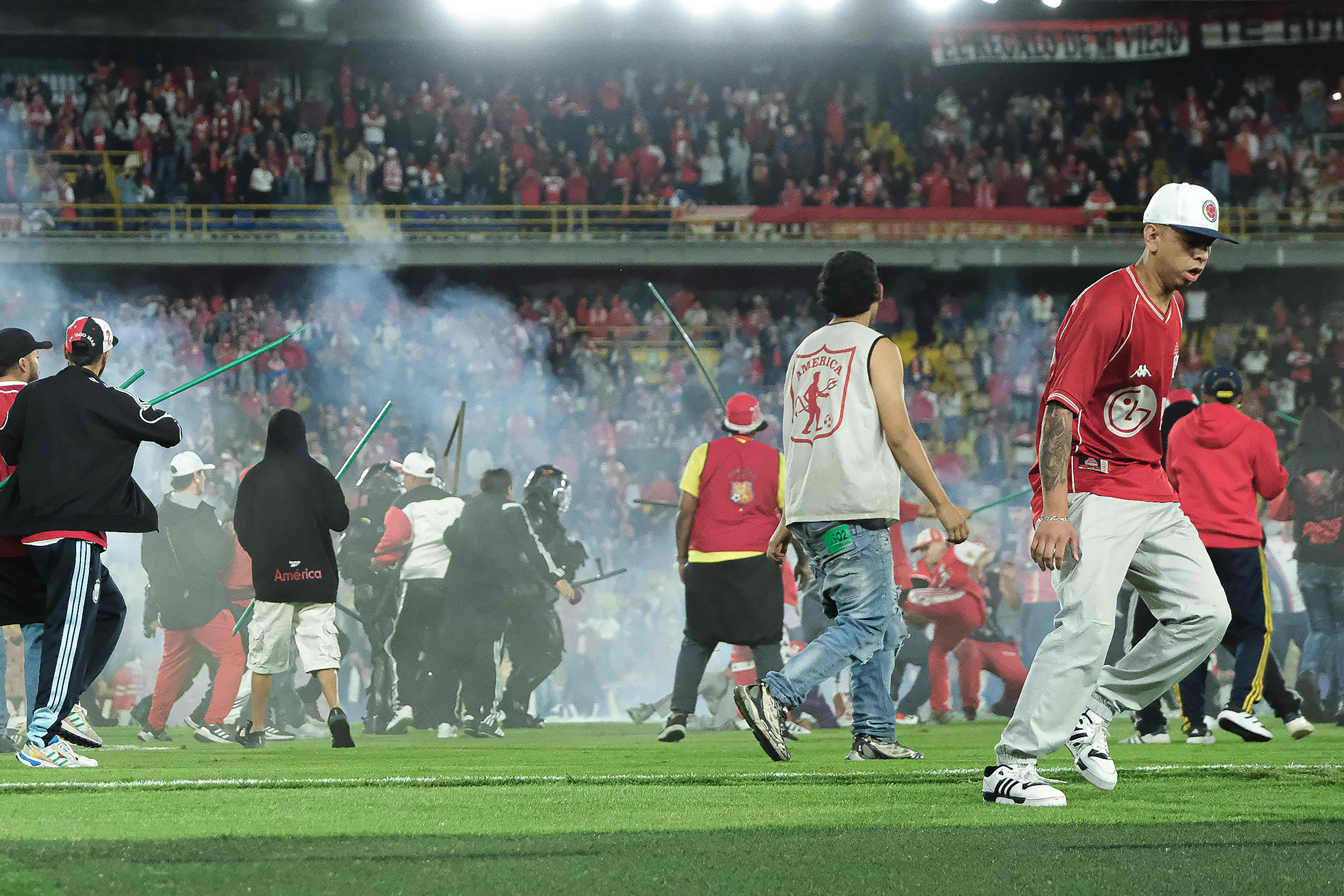 Torcida invade o campo e briga generalizada paralisa jogo do Campeonato Colombiano