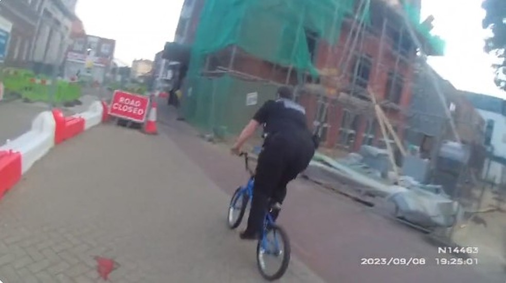 Policial 'confisca' bicicleta de menino para perseguir suspeito de arrombamento de resid&ecirc;ncia na Inglaterra &mdash; Foto: Reprodu&ccedil;&atilde;o/X