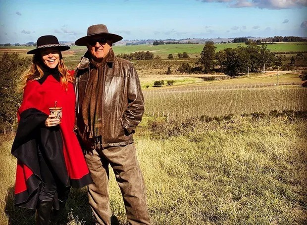 Galvão Bueno e Desireé Soares na vinícola — Foto: reprodução