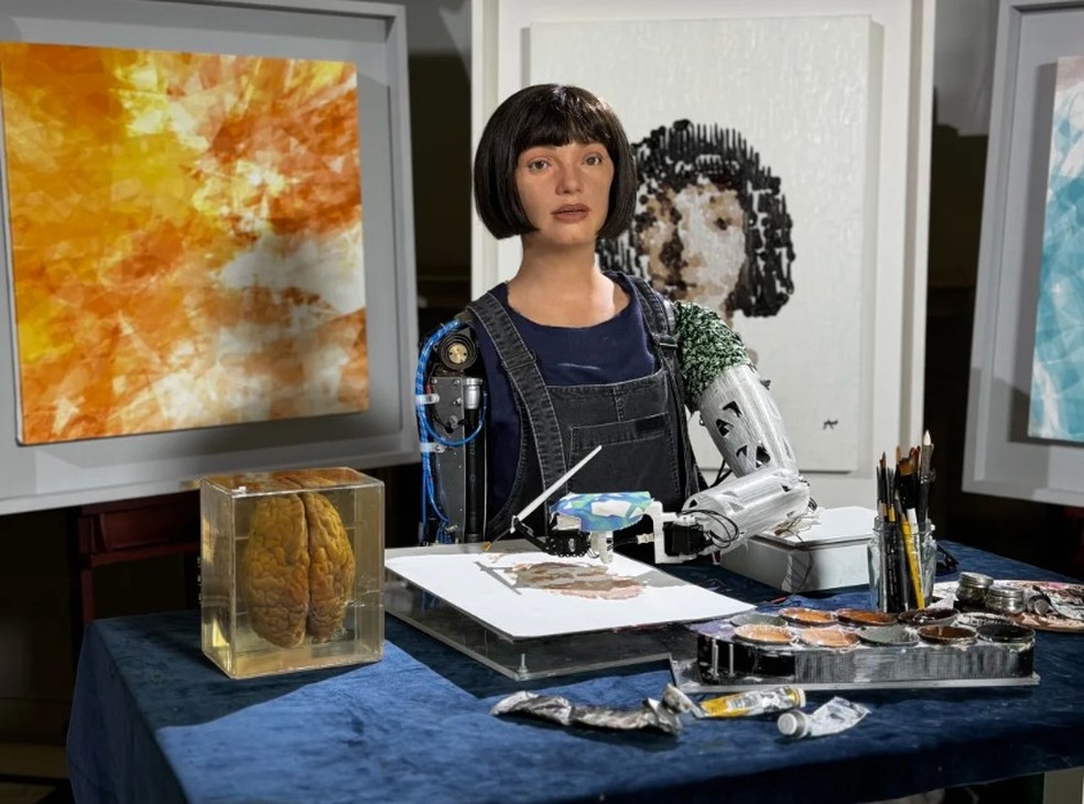 Ai-Da Robot durante o seu processo criativo &mdash; Foto: Divulga&ccedil;&atilde;o/So