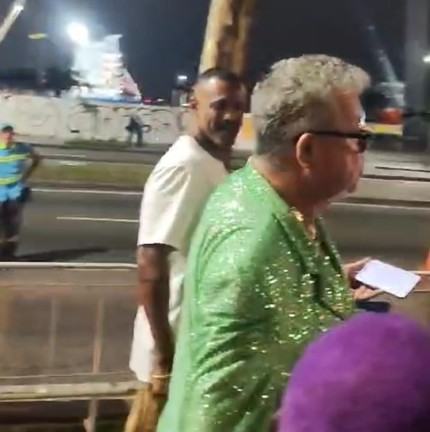Milton Cunha chega &agrave; Cidade do Samba acompanhado &mdash; Foto: EXTRA