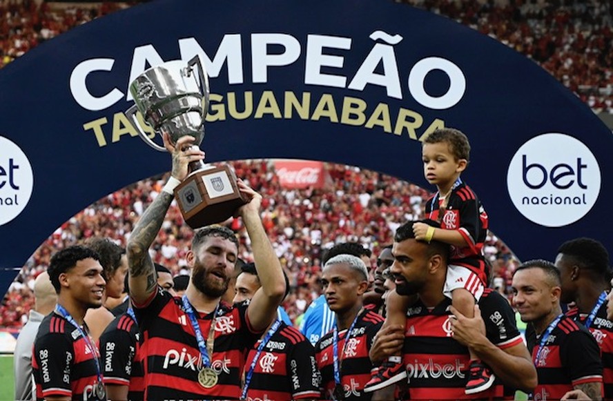 Leo Pereira, zagueiro autor do terceiro gol do Flamengo na vitória sobre o Madureira, levanta a Taça GB