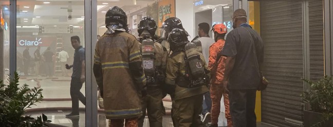 Bombeiros entram no Shopping Tijuca para combater incêndio — Foto: Felipe Grinberg