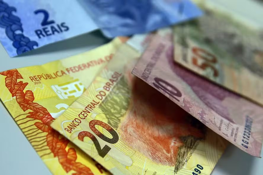 O reajuste salarial dos servidores públicos, previsto para entrar em vigor em janeiro de 2025, ainda depende da aprovação do Orçamento