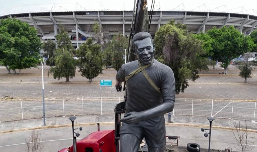 Estátua de Pelé é instalada em frente a estádio no México
