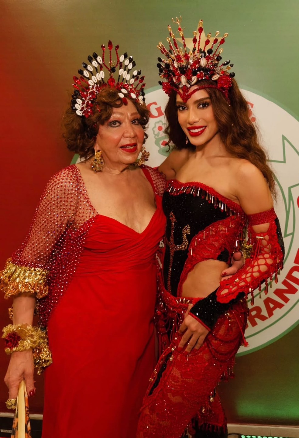 Anitta com Eloína dos Leopardos durante a coroação na Grande Rio — Foto: Reprodução/Instagram