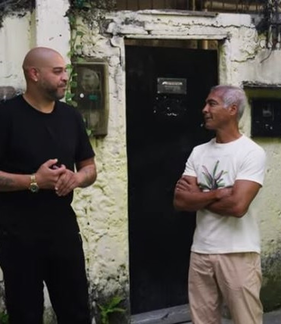 Adriano leva Romário para conhecer a casa onde cresceu na Vila Cruzeiro — Foto: reprodução/ youtube