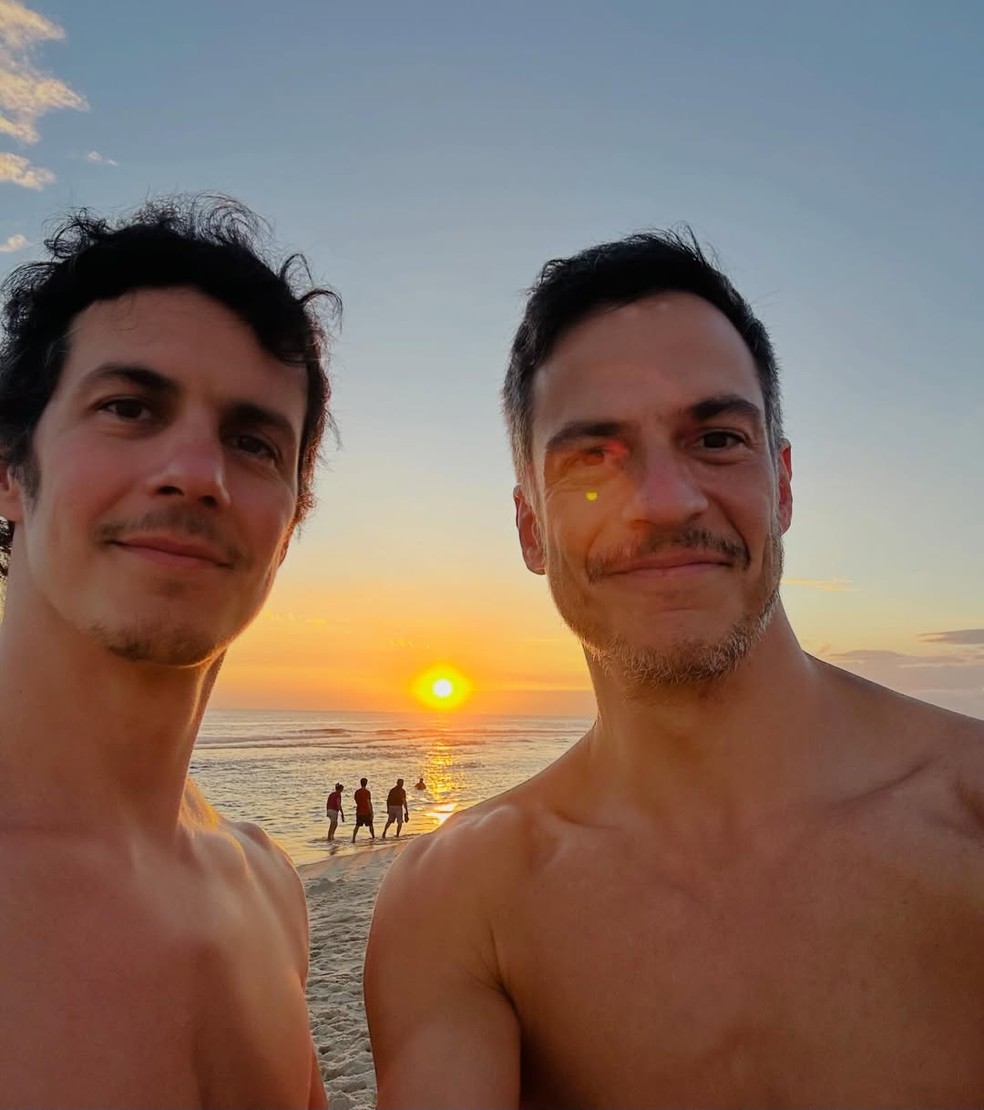 Irmão de Mateus Solano, que agitou a web em foto com o ator, é bailarino e  foi capa de revista gay na Holanda