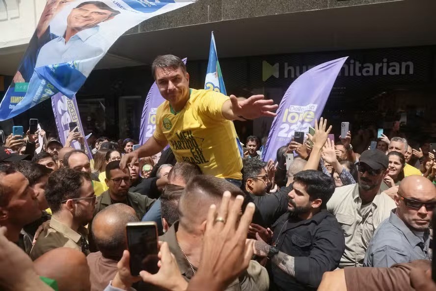 Em discurso, Flávio Bolsonaro diz que Brasil quer mudança e critica STF após ir para 2º turno à frente de Lula