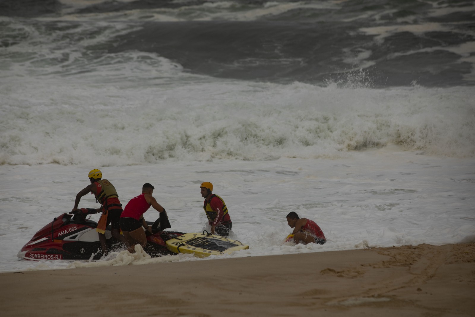 Em Niterói, a Praia de Itacoatiara foi transformada pela força da ressaca  — Foto: Ana Branco