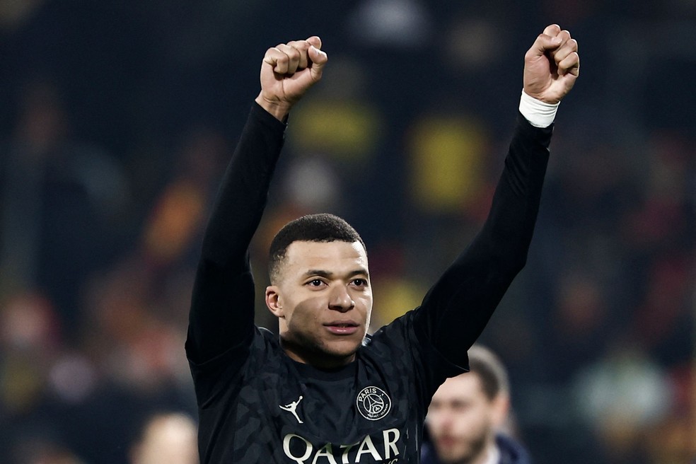 Mbapp&eacute; marcou um dos gols do PSG na vit&oacute;ria sobre o Lens &mdash; Foto: Sameer Al-Doumy / AFP