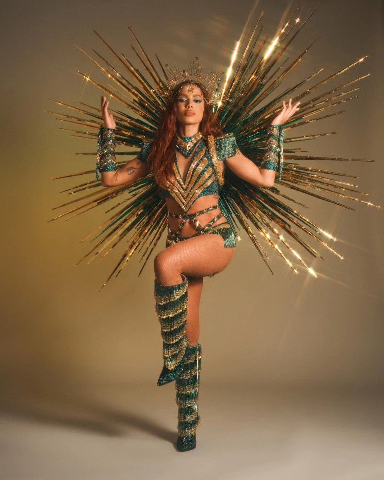 Anitta assume posto de rainha de bateria da Grande Rio!