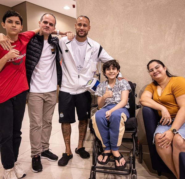 Antes do jogo do Santos, Neymar realiza sonho de fã que enfrenta síndrome  rara e degenerativa