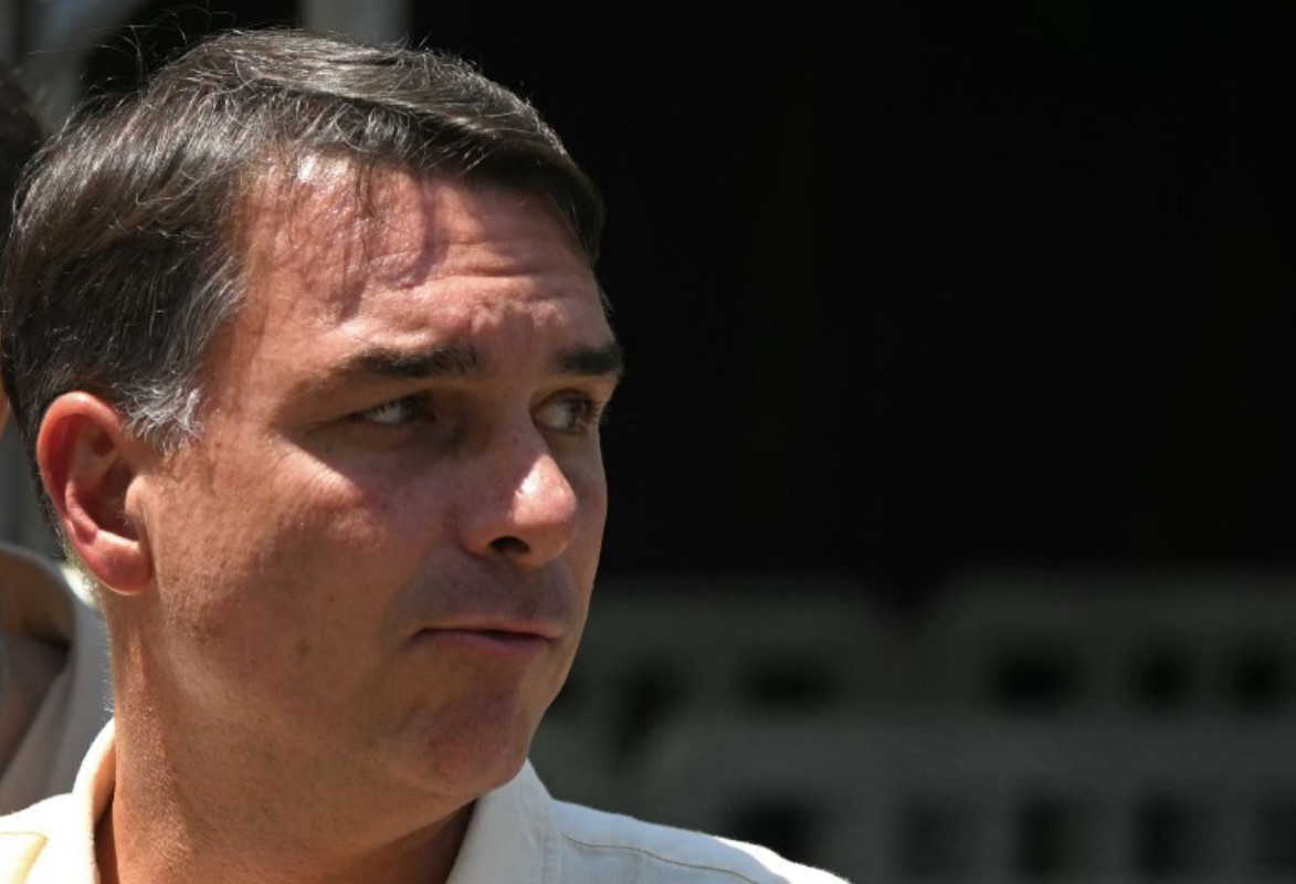 O que se sabe sobre a possível saída de Flávio Bolsonaro do Brasil após perder eleição presidencial para Lula