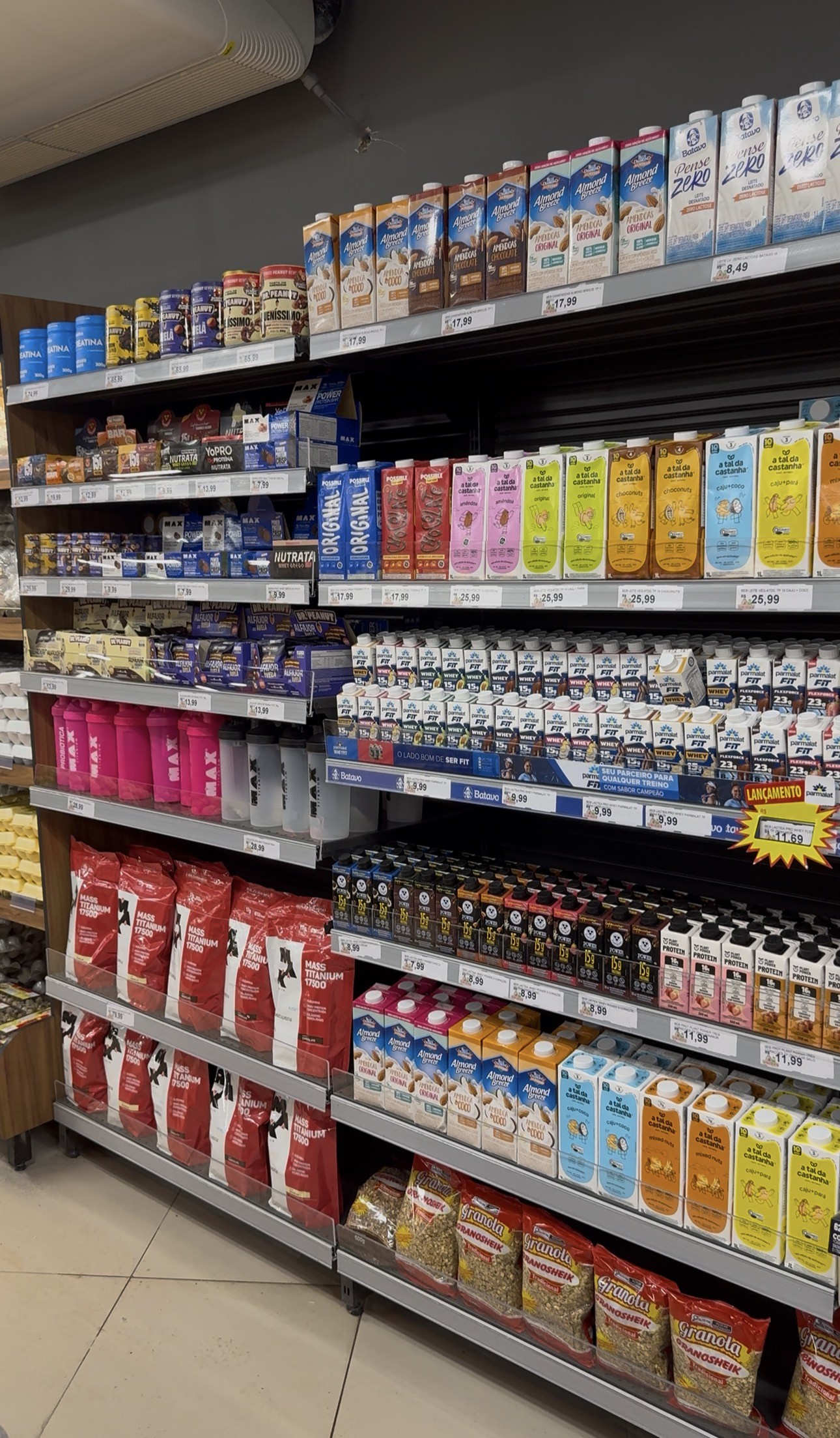 Supermercados ampliam espaço para produtos saudáveis e já vendem até cerveja e picolé proteicos