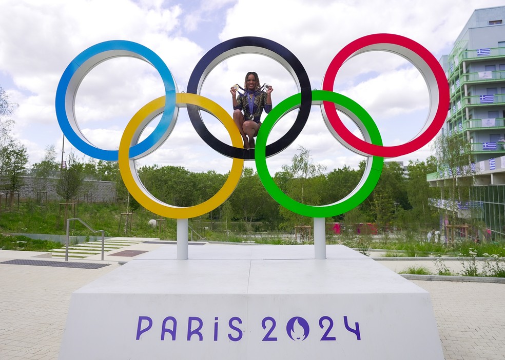 Rebeca Andrade posa com suas medalhas no anel ol&iacute;mpico da vila dos atletas em Paris &mdash; Foto: Marina Ziehe/COB