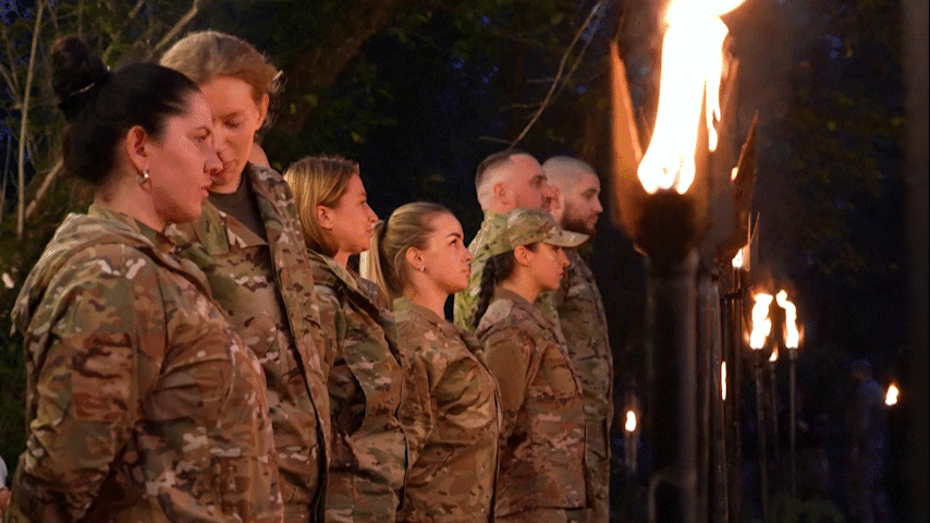 Combatentes ucranianos interrompem atividade na guerra contra a Rússia para se casar no front: 