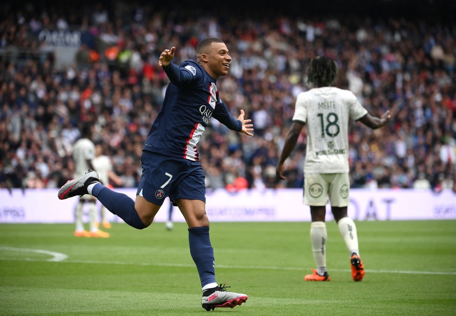 Mbappé vai além dos gols e, em meio a protesto e polêmicas, mostra outra  faceta em 2022