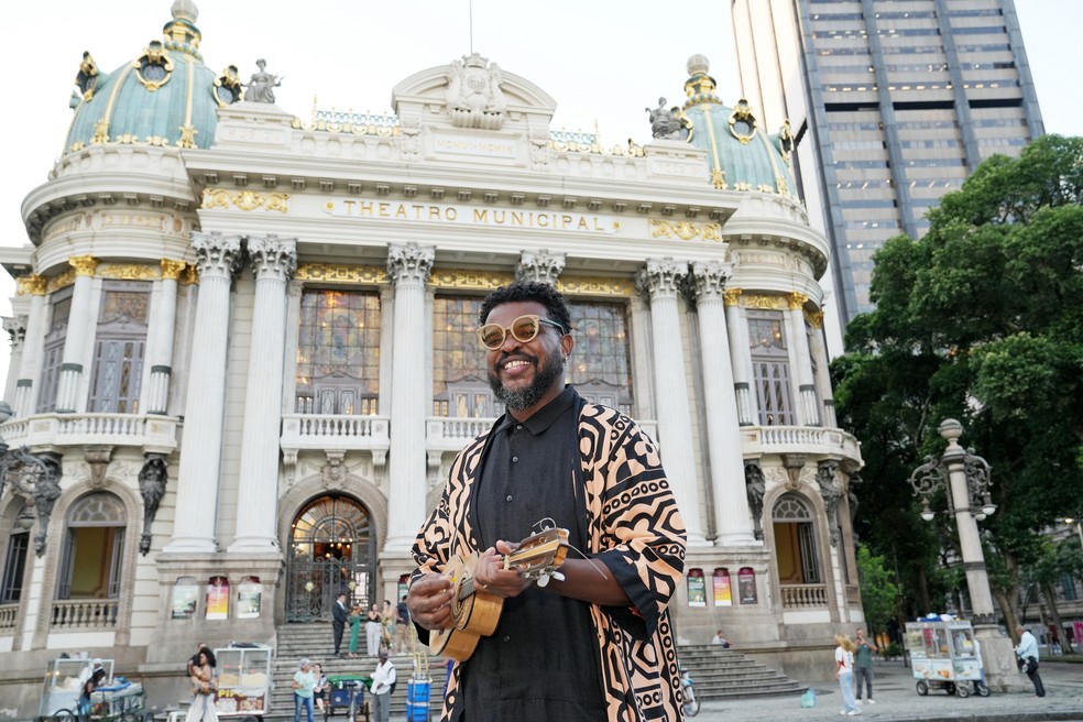 Nego Álvaro marca seus 10 anos de carreira solo no Theatro Municipal — Foto: Diego Mendes/ Divulgação