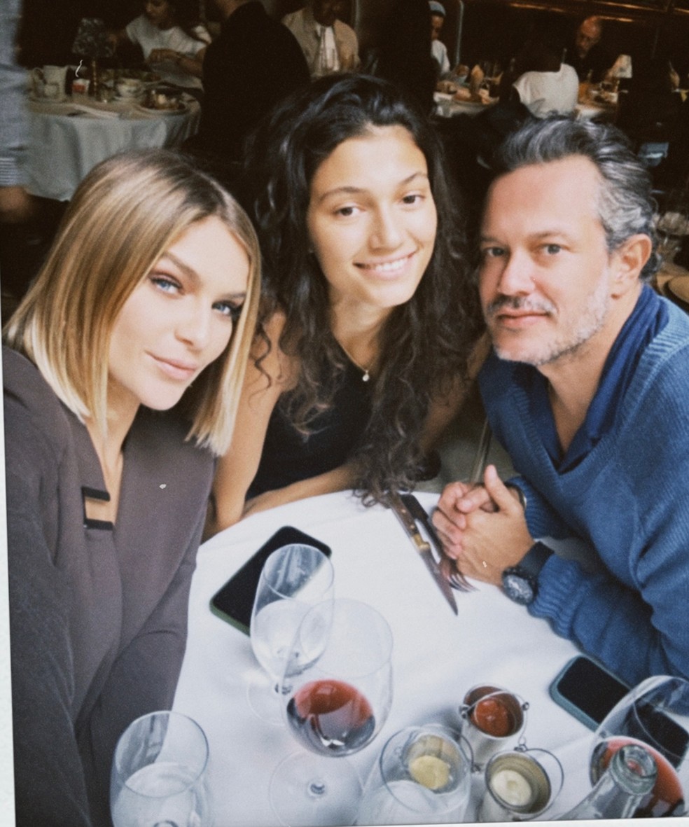 Victoria Blecher com a madrasta, a atriz Isabella Santoni, e o pai, o empresário Henrique Blecher — Foto: reprodução/ instagram