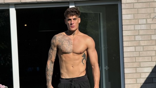 Ex-padrasto de Neymar, Tiago Ramos volta à plataforma adulta e mostra tudo