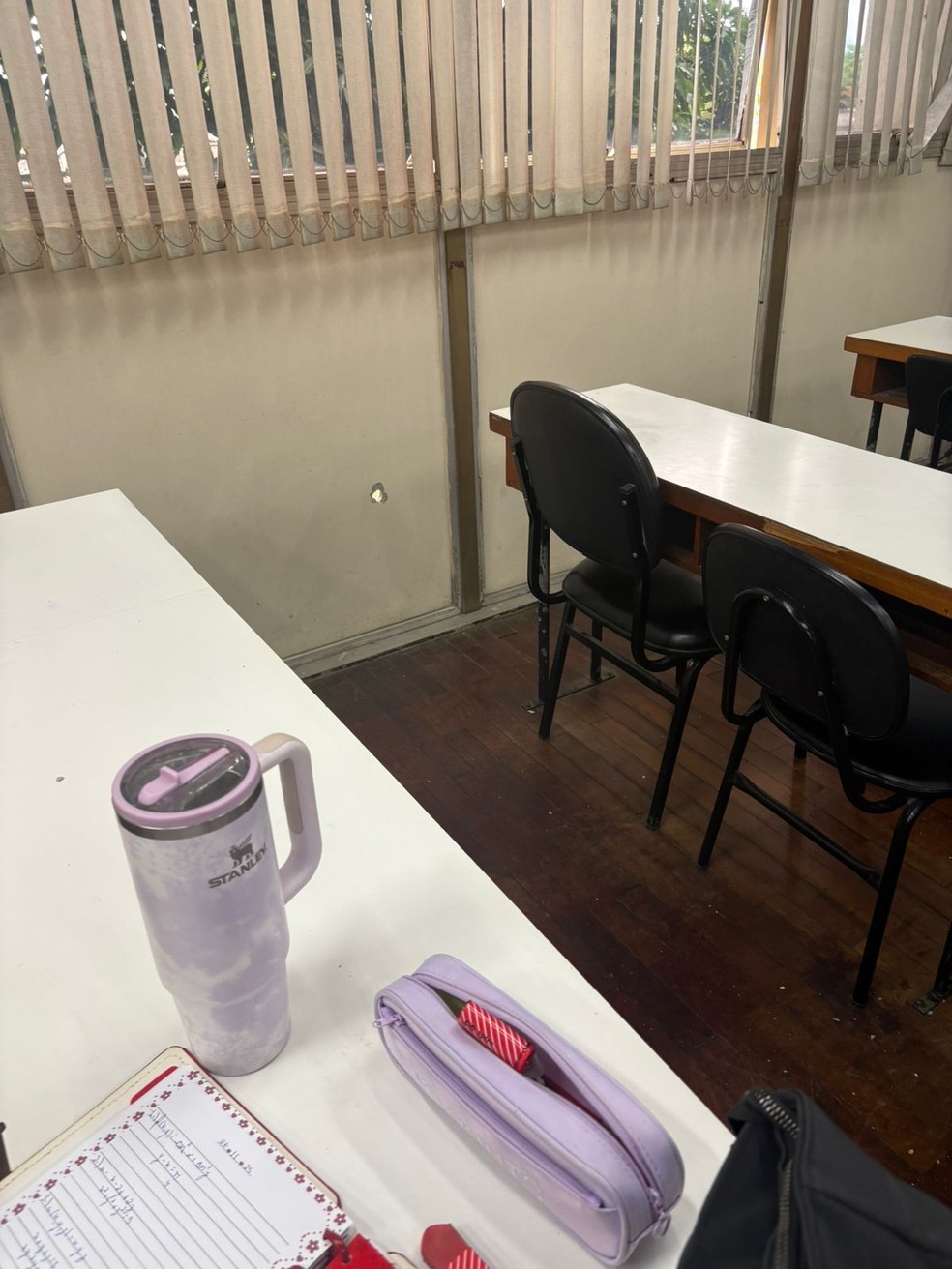 Sala da UFRJ atingida com um dos disparos durante operação policial — Foto: Reprodução