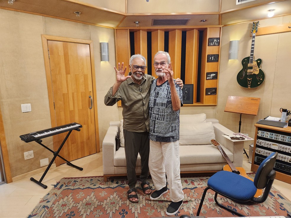 Gilberto Gil se encontrou com Maurício Kubrusly para o documentário — Foto: Globoplay/Divulgação