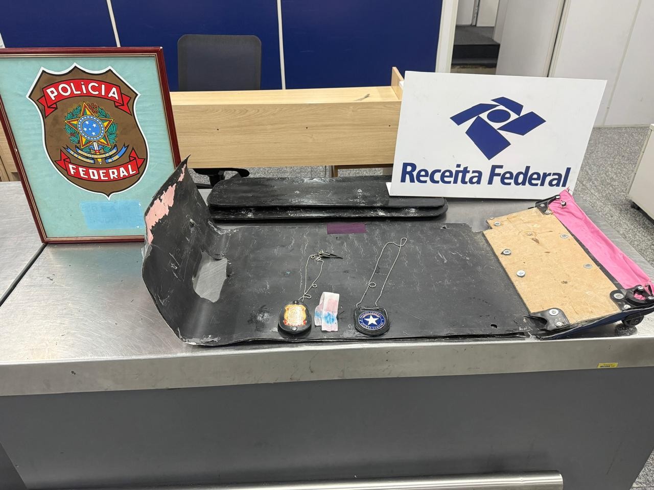 Fiscalização encontra mais de oito quilos de cocaína em estrutura de mala no Aeroporto do Galeão - Foto