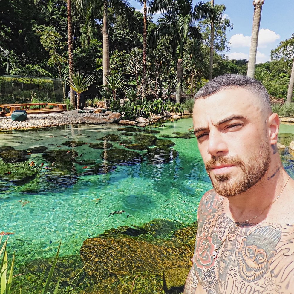 Felipe Titto tem lago em casa — Foto: Reprodução/Instagram