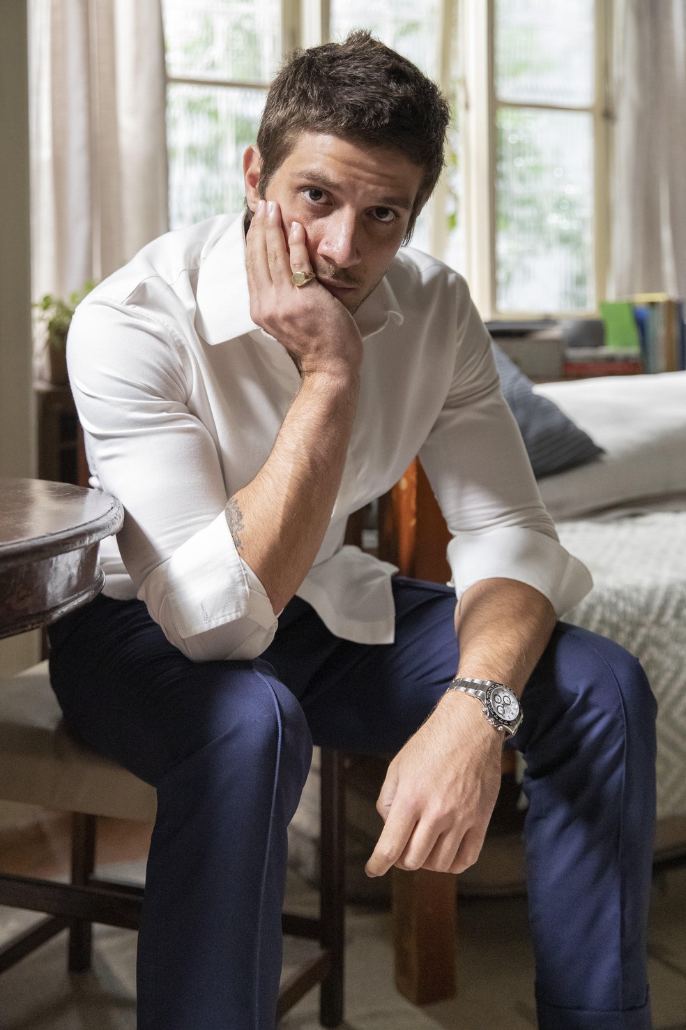 Ari (Chay Suede) em cena da novela 'Travessia' — Foto: Fábio Rocha/Rede Globo