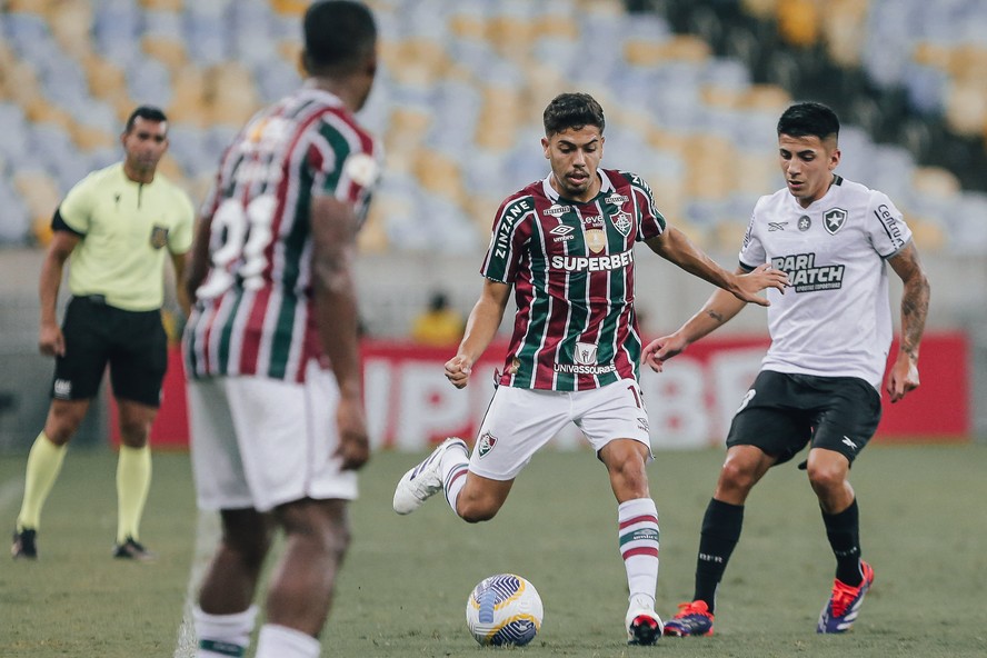 Nonato em campo pelo Fluminense diante do Botafogo