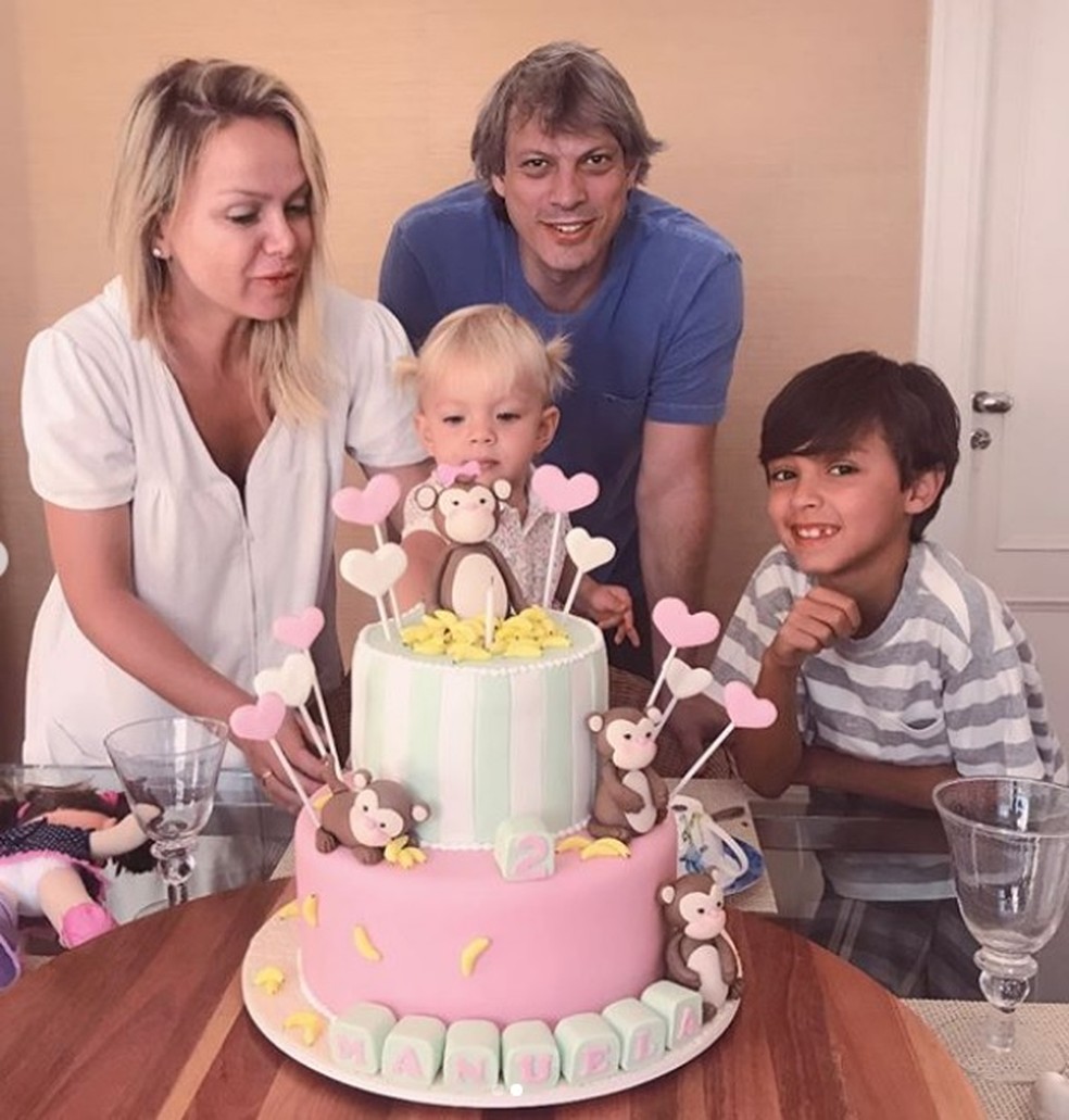 Eliana com o marido, Adriano Rico, e os dois filhos — Foto: Instagram