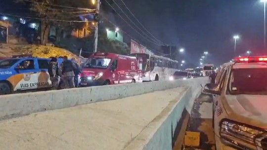 Três pessoas ficam feridas após bandidos lançarem bomba em ônibus na Avenida Brasil; vítima está em estado grave