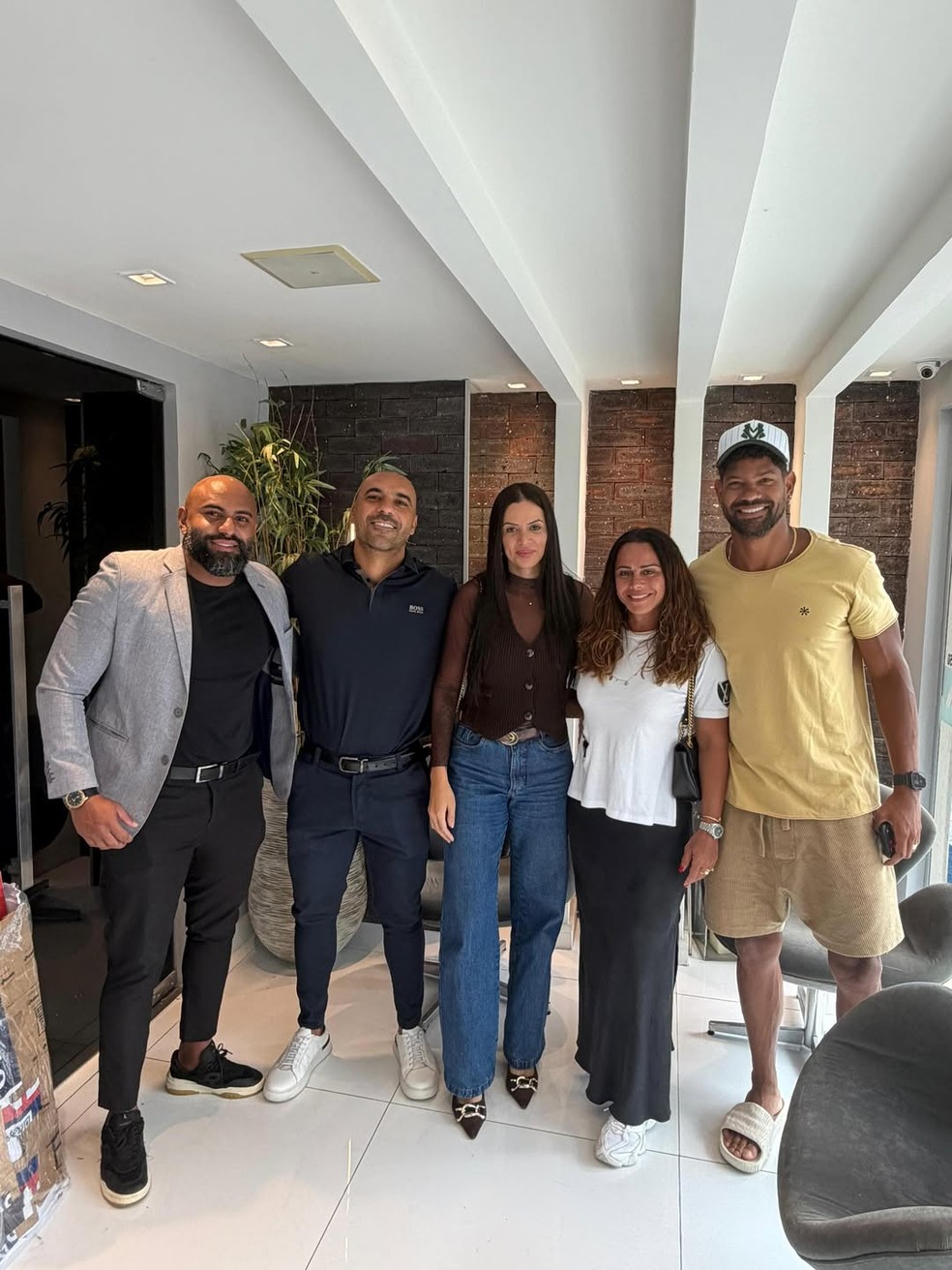 Viviane Araújo com o marido e os corretores responsáveis pela venda do imóvel — Foto: reprodução/ instagram