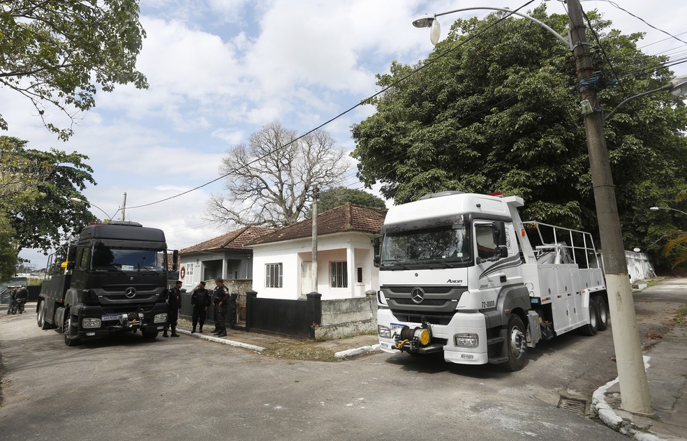 Dois novos caminhões reboque foram entregues pela PM; eles poderão ser usados para resgatar os blindados da corporação — Foto: Fabio Rossi / Agência O Globo