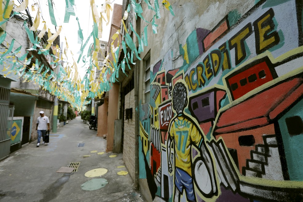 Rua Primeira, na Barreira, enfeitada para a Copa e com mais um grafite de Rayan com o número que usava no Vasco — Foto: Marcelo Theobald/Agência O Globo