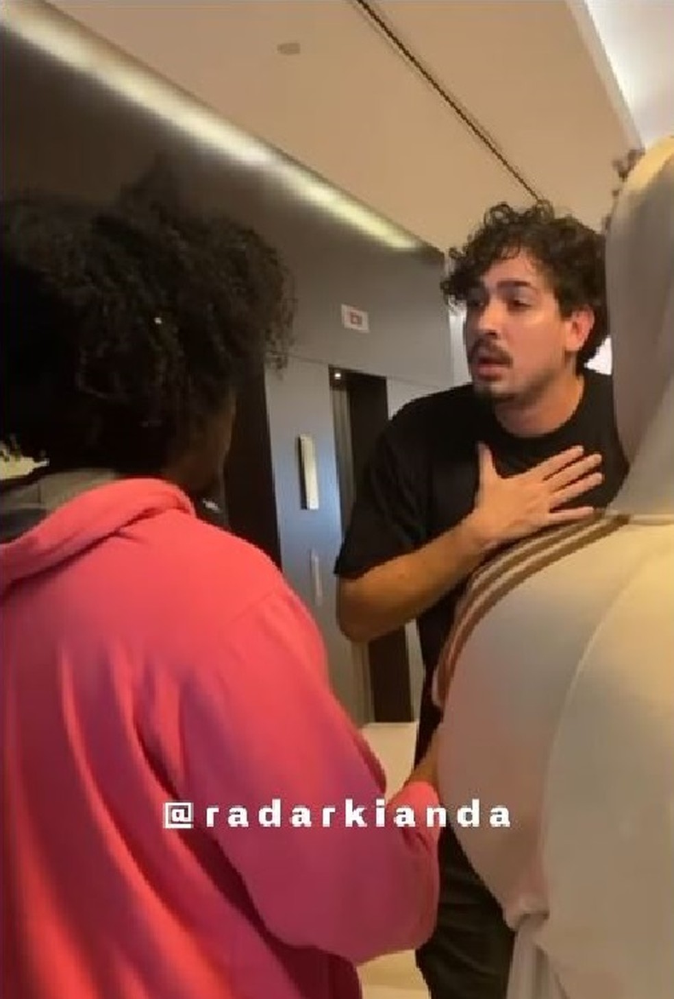 Produtor se explica para organizadores em hotel — Foto: Reprodução