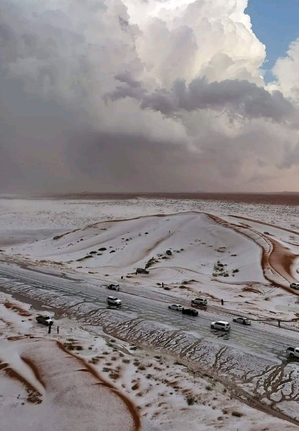 Pela primeira vez na História, deserto saudita de Al-Nafūd fica coberto de neve — Foto: Reprodução/X