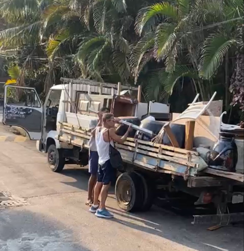 Mário Gomes é despejado da casa onde mora com a família, no Rio — Foto: EXTRA