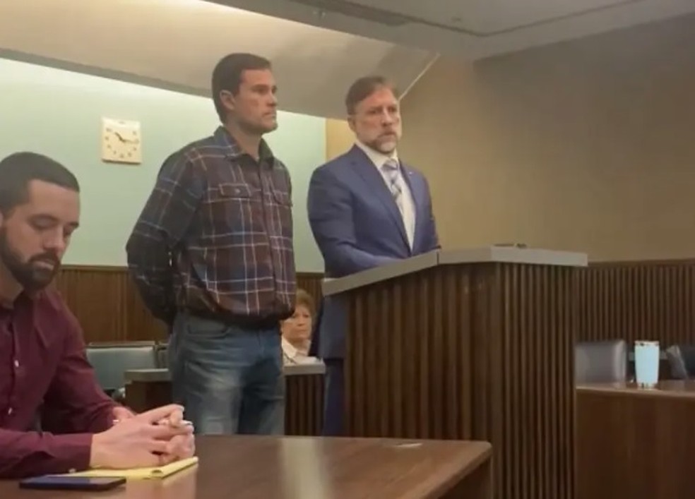 Wesley Dingus (ao centro) em audiência na Justiça de Butler — Foto: Reprodução