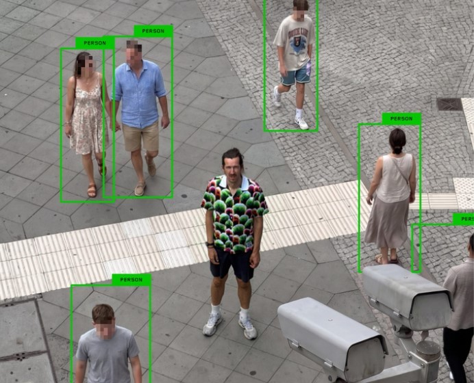 Designer cria camisa capaz de esconder pessoas de câmeras de vigilância com IA - QTU Questões do Universo