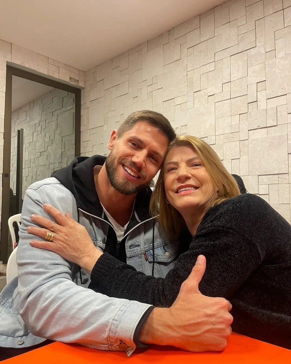 Jonas Sulzbach, do 'BBB 26', e sua mãe, Marlene — Foto: Reprodução/ Facebook