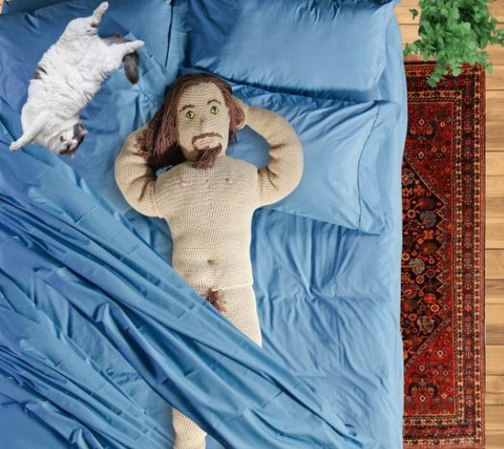 Mulher faz r&eacute;plica em croch&ecirc; do namorado para quando dormir sozinha e recebe propostas de compra na web &mdash; Foto: Reprodu&ccedil;&atilde;o/Facebook