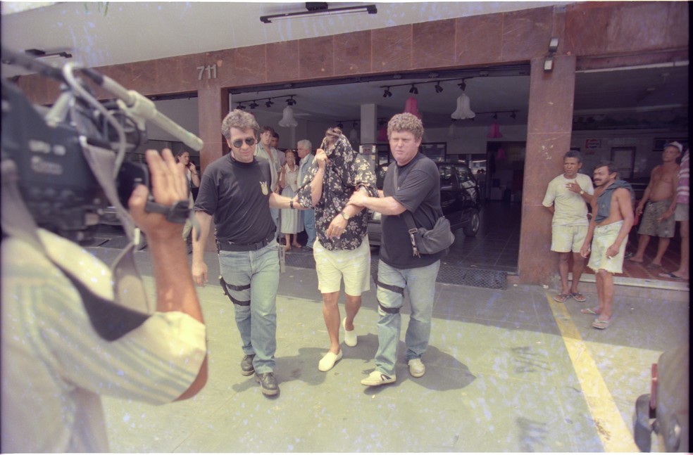 A prisão de Carlos Alberto da Costa Moreira, em dezembro de 1994 — Foto: Cezar Loureiro/Agência O Globo