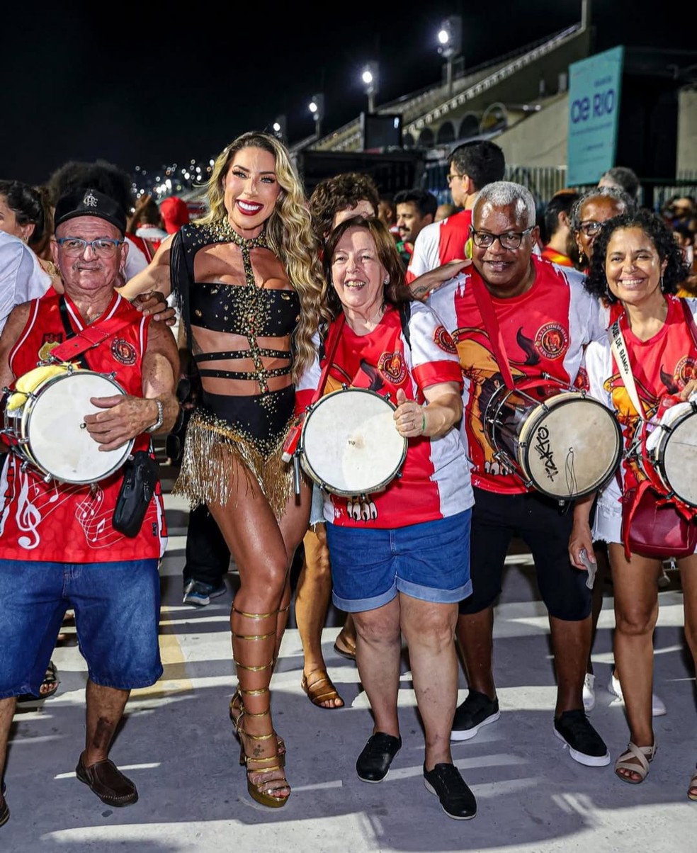 Tati Minerato, rainda de bateria, com ritmistas da Est&aacute;cio &mdash; Foto: Reprodu&ccedil;&atilde;o