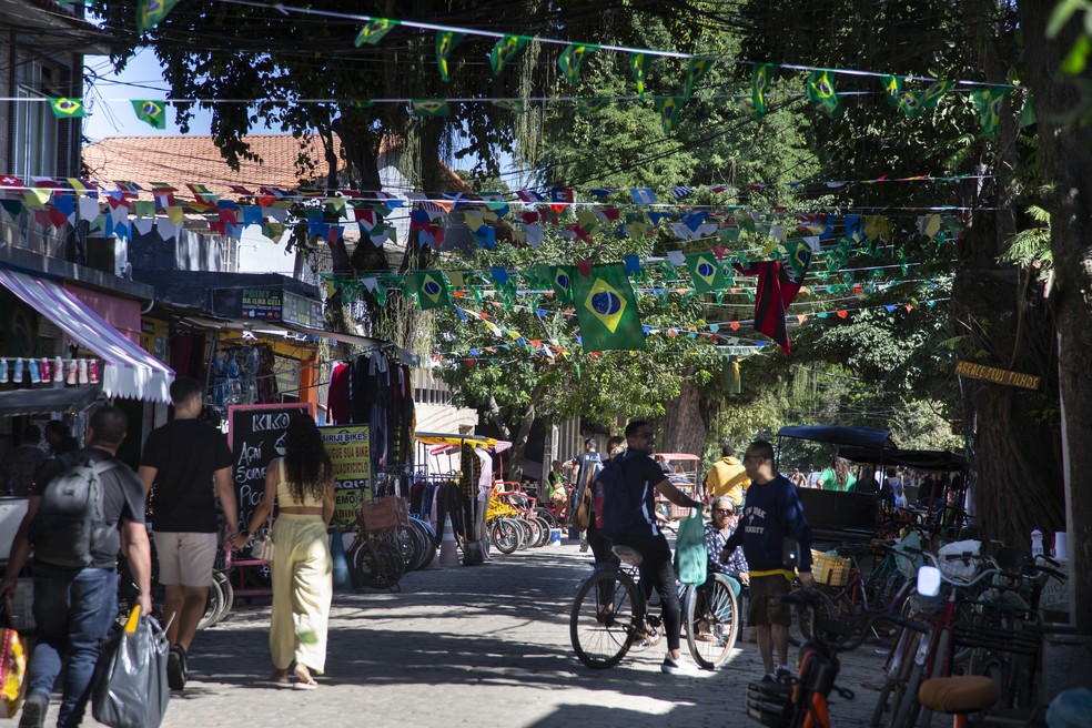 Ilha de Paquetá decorada para a Copa do Mundo — Foto: Alexandre Cassiano / Agência O Globo