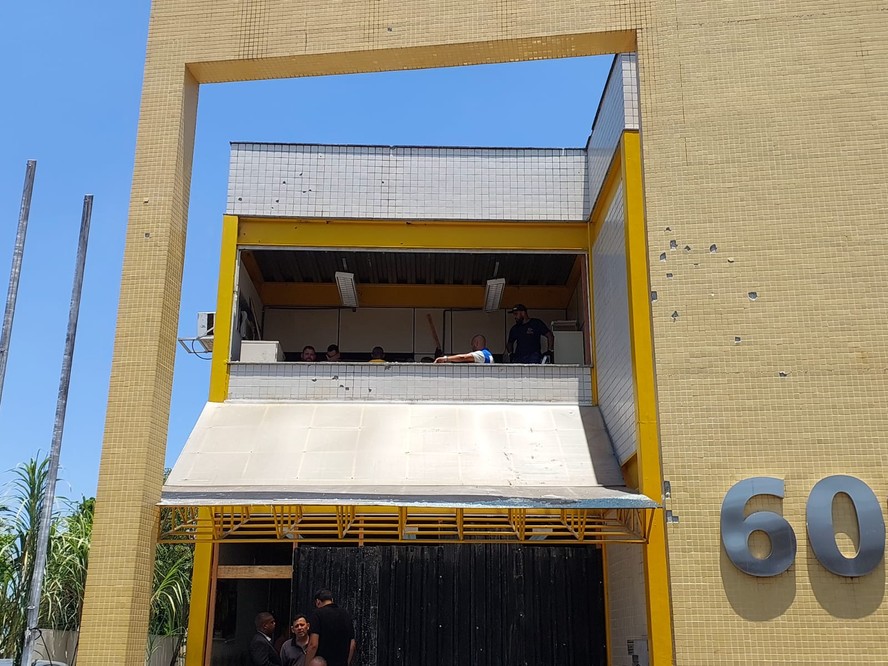Fachada da delegacia atingida por tiros de fuzil